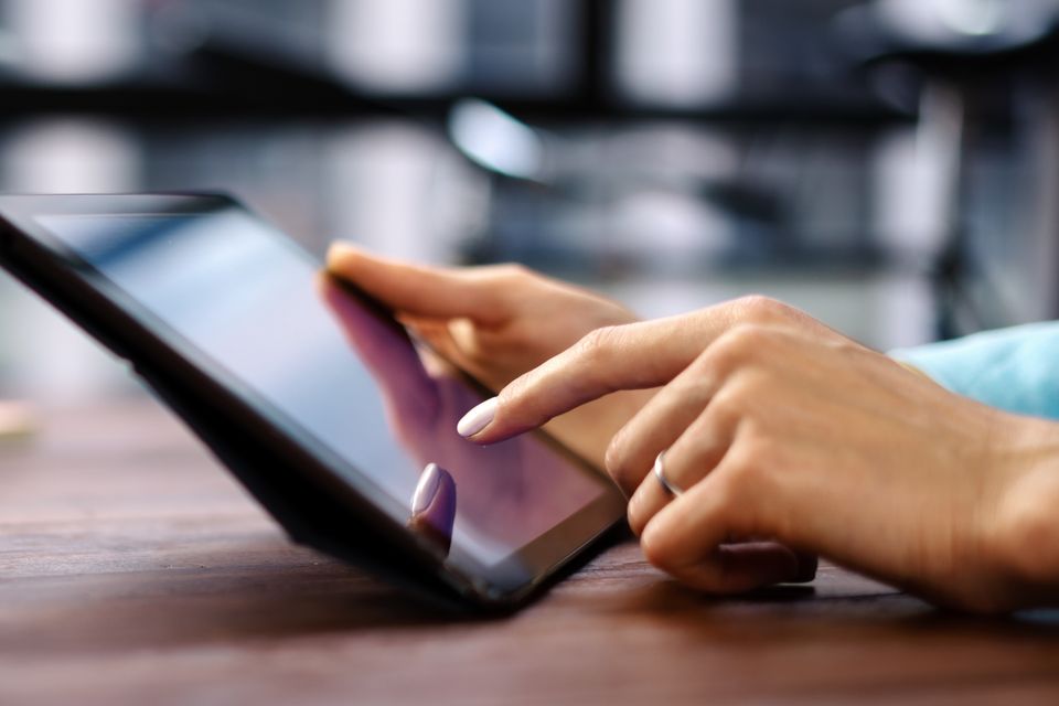 タブレットを操作する手元