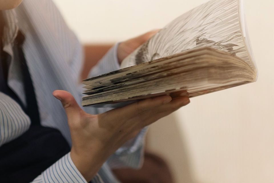 冊子を開いて読む手元